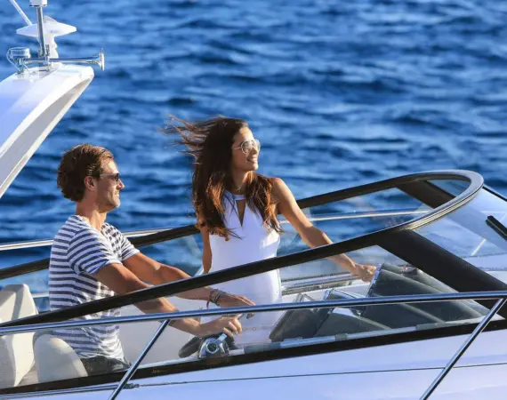 motorni charter Biograd brod na moru