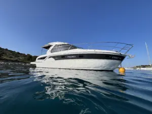 Bavaria S33 charter Hrvatska motorni brod na moru