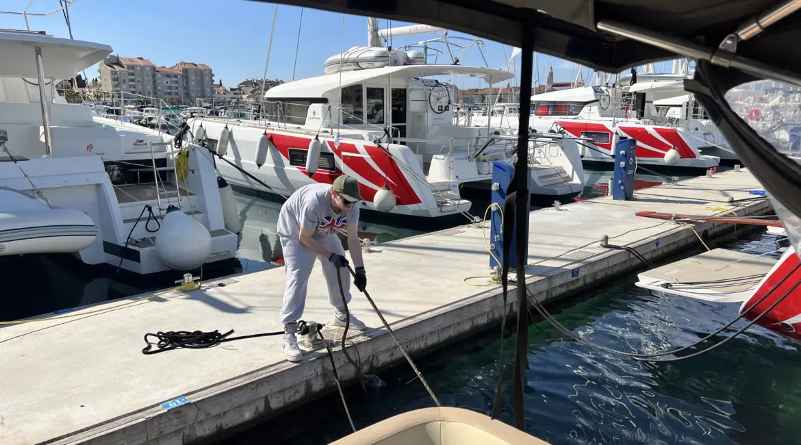 charter sa skiperom biograd upravljanje brodom na moru