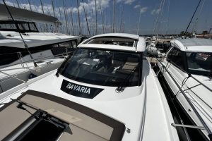 Sonnenliege am Bug der Bavaria SR36