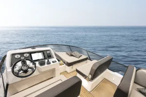 Bavaria Virtess 420 Fly helm station flybridge controls